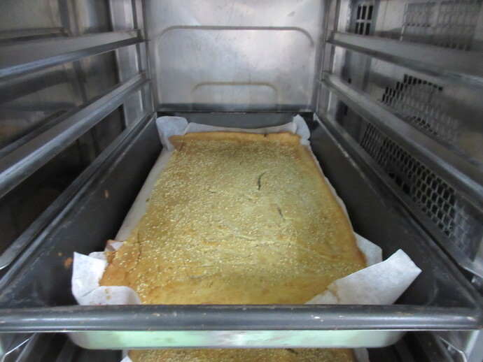 カット前のセサミケーキ