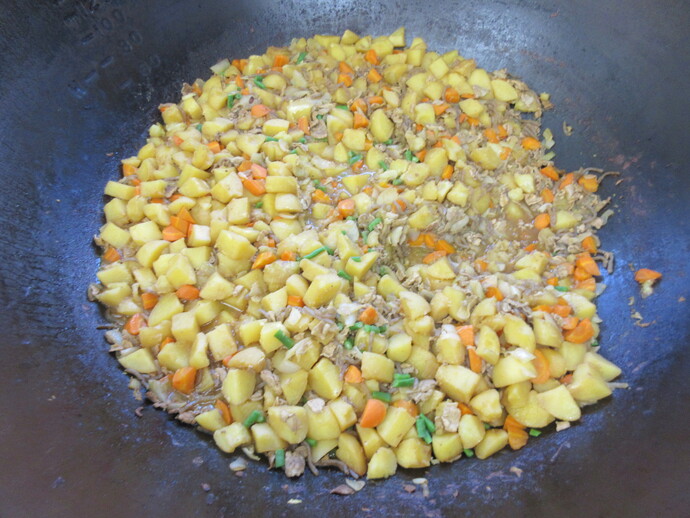 大釜で調理された肉じゃが