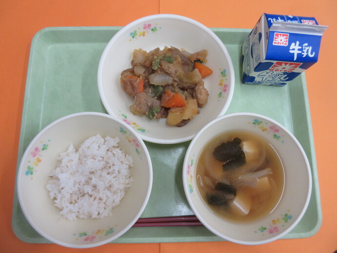 9月11日の給食 ご飯 味噌汁 肉じゃが 牛乳