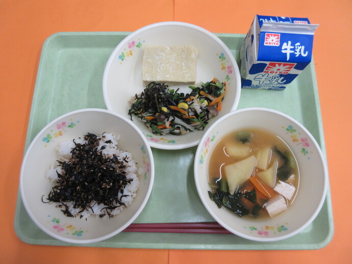 9月17日の給食 ご飯 手作りひじきふりかけ 五目みそ汁 たまご焼き 磯あえ 牛乳