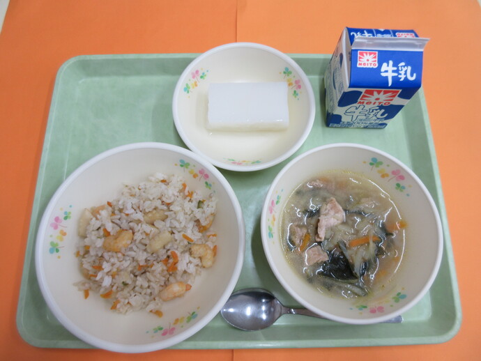 9月18日の給食 シーフードピラフ 野菜スープ サワーかん 牛乳