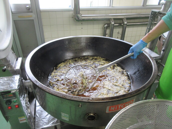 豆あじを揚げている様子