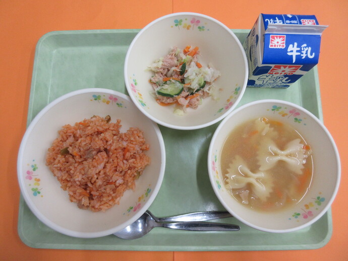 9月25日の給食 チキンライス パスタスープ ツナサラダ 牛乳