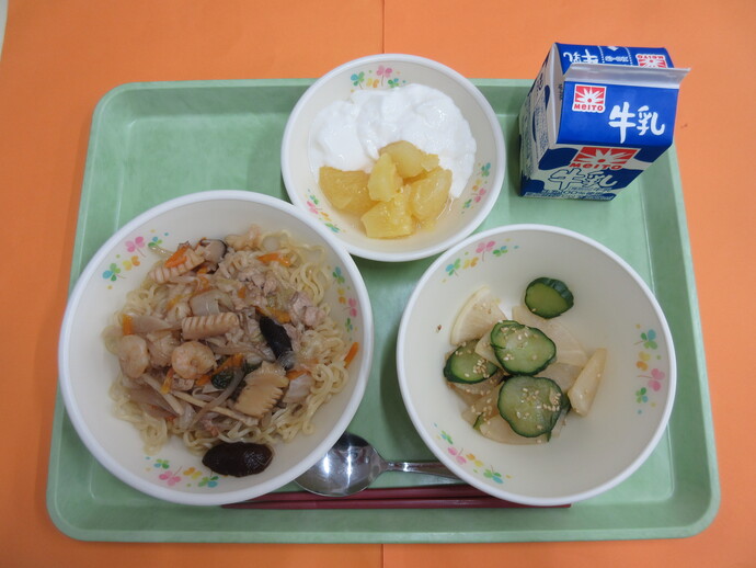 9月26日の給食 あんかけ焼きそば 大根ときゅうりのごま風味 フルーツヨーグルトがけ 牛乳