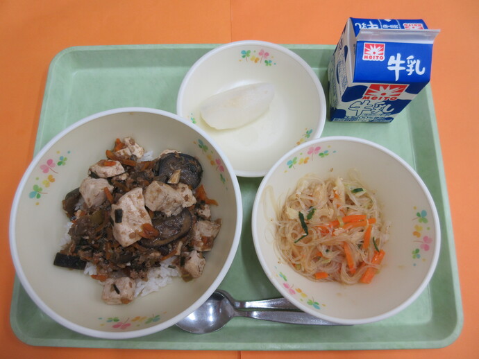 9月29日の給食 麻婆なす丼 バンウースー 梨 牛乳