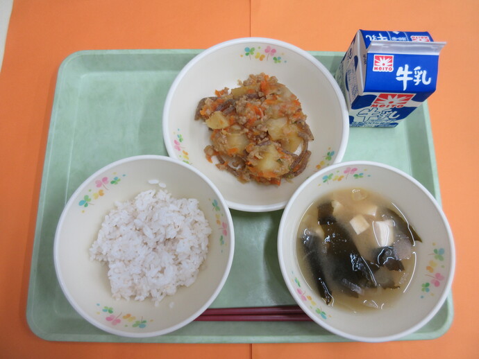 10月1日 ご飯 味噌汁 じゃが芋のそぼろ煮 牛乳
