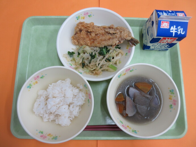 10月3日の給食 ご飯 いわしの竜田揚げ 根菜汁 ごまあえ 牛乳