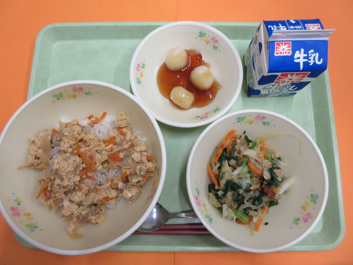 10月6日の給食 親子丼 おひたし みたらし団子 牛乳