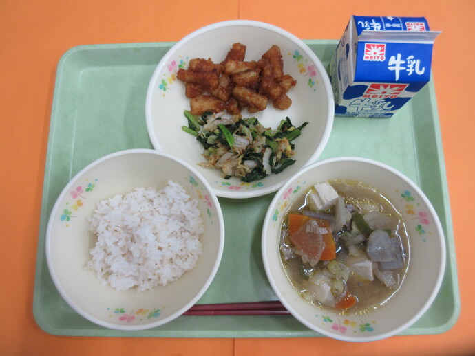 10月7日の給食 ご飯 豚汁 いかのかりん揚げ 白菜のおひたし 牛乳