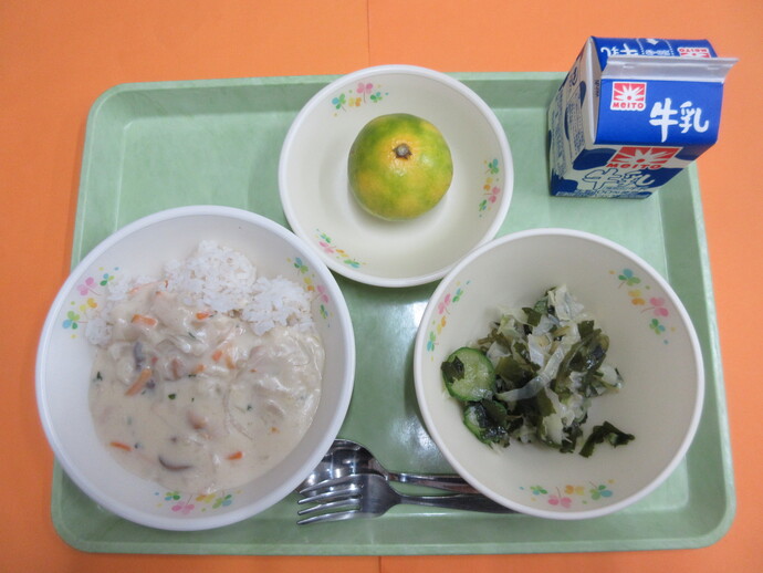 10月9日の給食 バターライスのクリームソースかけ 海藻サラダ みかん 牛乳
