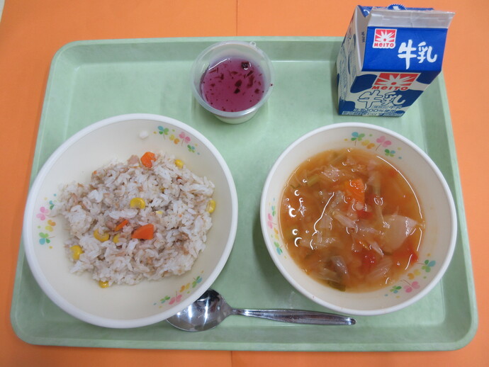 10月10日の給食 ツナピラフ レンズ豆のスープ パンナコッタ(ブルーベリーソース) 牛乳