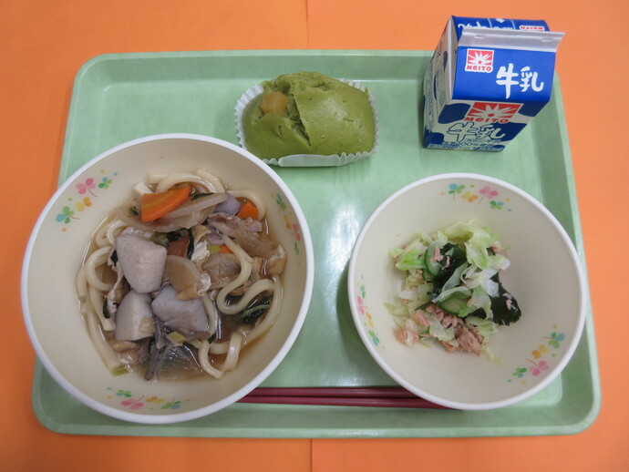 10月14日の給食 けんちんうどん ツナとわかめのあえもの 栗抹茶蒸しパン 牛乳