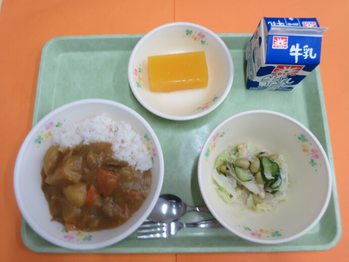 10月18日の給食 カレーライス ビーンズサラダ みかんかん 牛乳