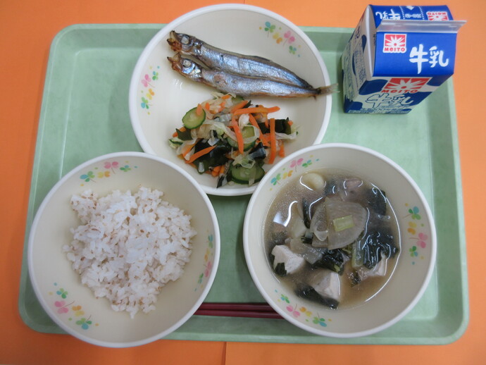 10月21日の給食 ごまご飯 田舎汁 焼きししゃも 和風あえ 牛乳