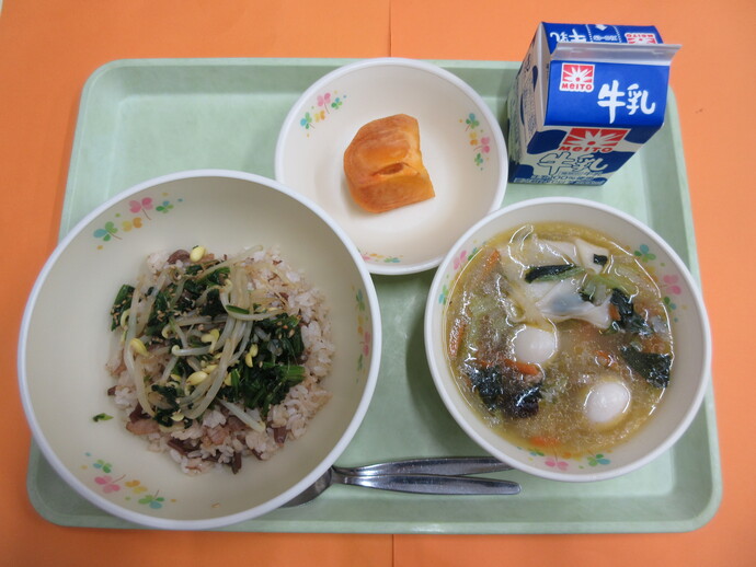 10月22日の給食 ビビンバ ワンタンスープ 柿 牛乳