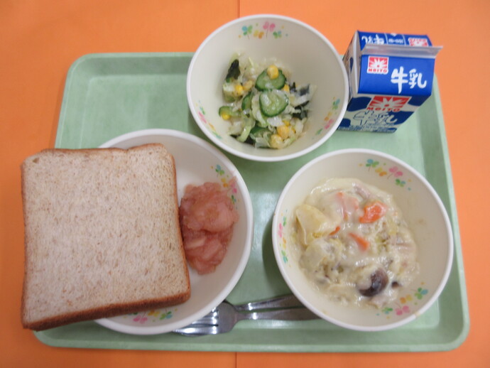 10月23日の給食 胚芽食パン 手作りりんごジャム 秋のクリーム煮 わかめサラダ 牛乳