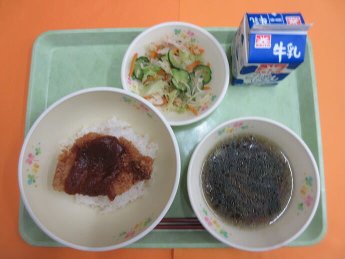 10月24日の給食 味噌カツ丼 沢煮わん キャベツの即席漬け 牛乳