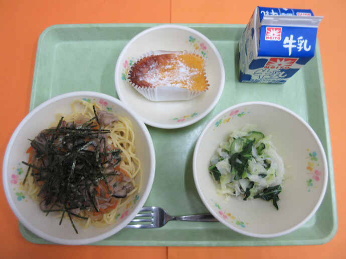 10月31日の給食 きのこスパゲティ グリーンサラダ かぼちゃのチーズケーキ 牛乳