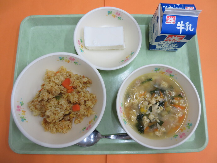 11月6日の給食 ツナカレーピラフ イタリアンスープ ヨーグルトかん 牛乳