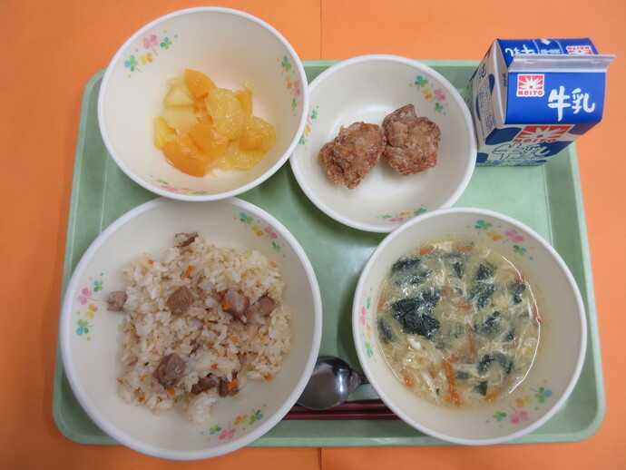 11月12日の給食 チャーハン 中華コーンスープ 鶏のからあげ ミックスフルーツ 牛乳