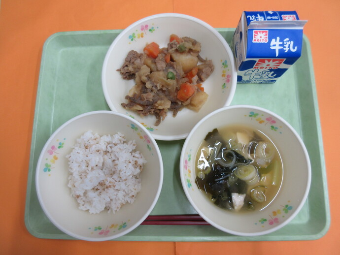 11月13日の給食 ごまご飯 みそ汁 肉じゃが 牛乳