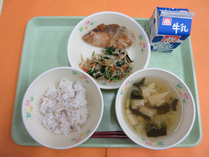 11月17日の給食 ごまご飯 わかめ汁 メルルーサの変わりソース おひたし 牛乳