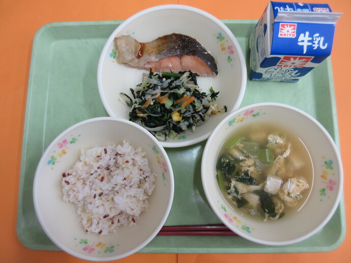 11月19日の給食 五穀おこわ かきたま汁 鮭の照り焼き 磯あえ 牛乳