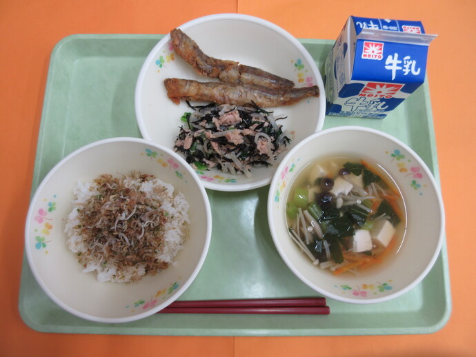 11月26日の給食 ご飯 手作りふりかけ きのこ汁 ししゃもの香味揚げ ひじきあえ 牛乳