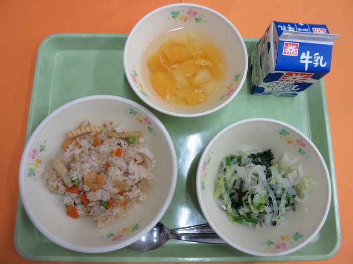 11月27日の給食 シーフードピラフ グリーンサラダ フルーツポンチ 牛乳