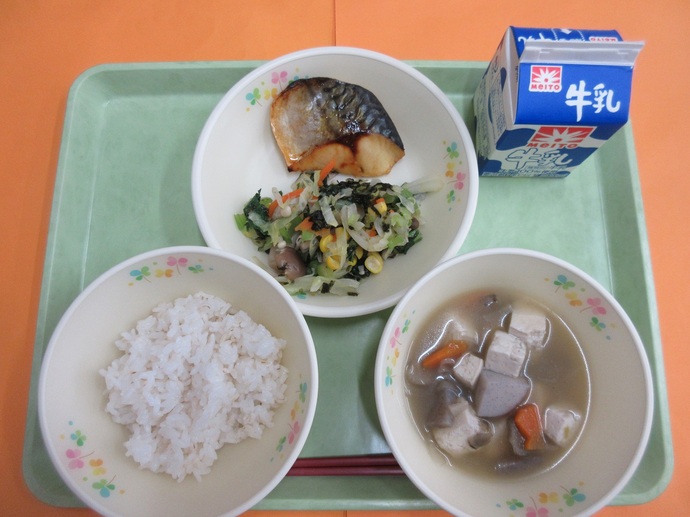 12月4日の給食 ご飯 けんちん汁 さばの文化干し 礒あえ 牛乳
