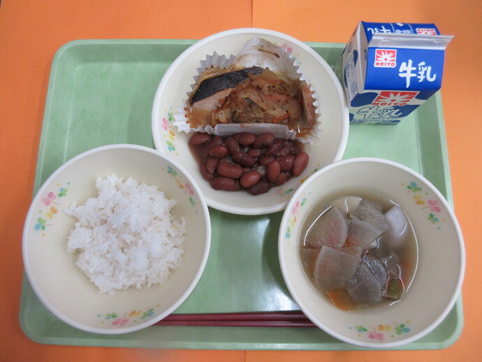 12月12日の給食 ごはん 根菜汁 鮭のちゃんちゃん焼き 金時豆の甘煮 牛乳