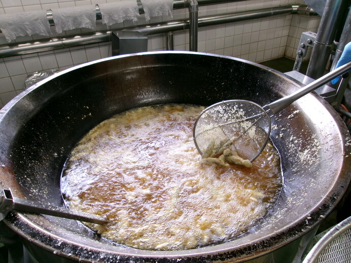 豆鰺を揚げている様子