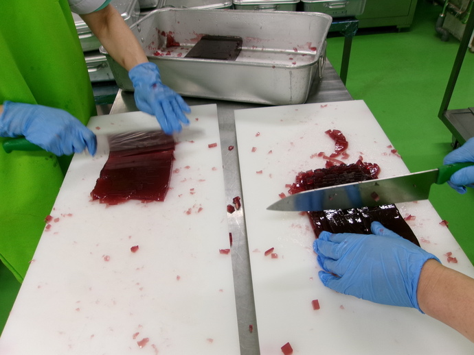 赤のぶどうジュースで作った寒天を切っているところ