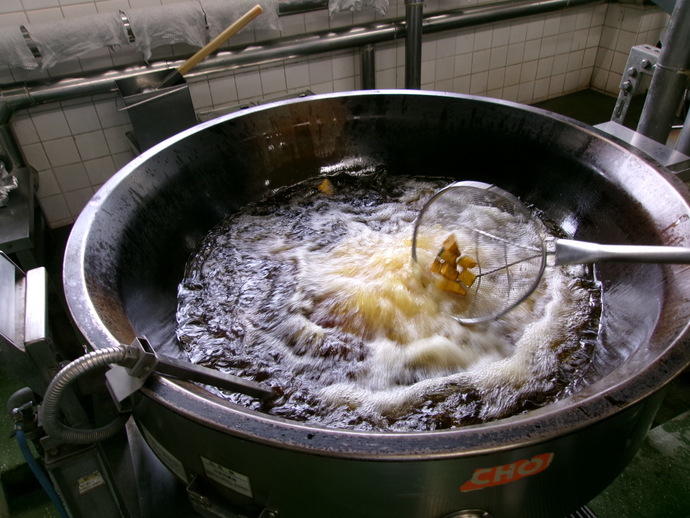 かぼちゃを揚げている様子