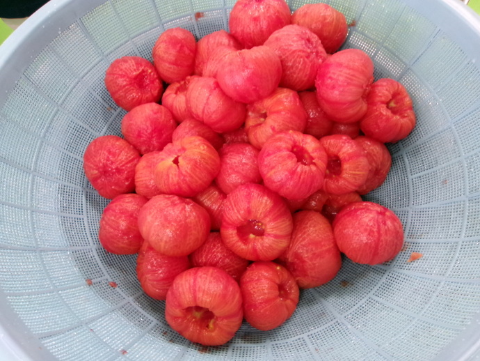 湯むきしたトマト