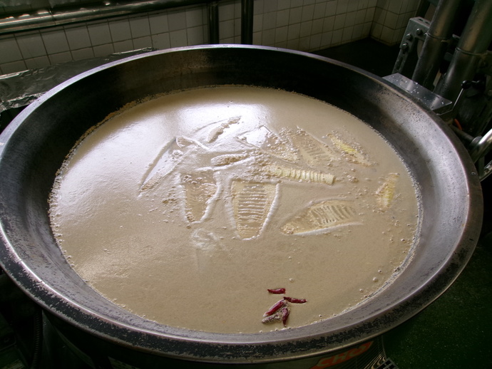 たけのこを釜で茹でている様子