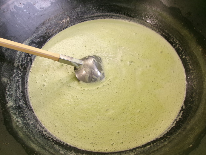 抹茶ゼリー液を釜で混ぜる様子