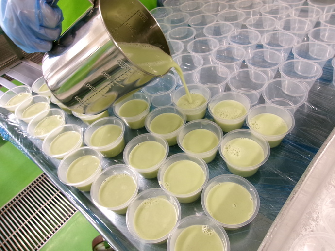 抹茶ゼリー液をカップに注ぐ様子