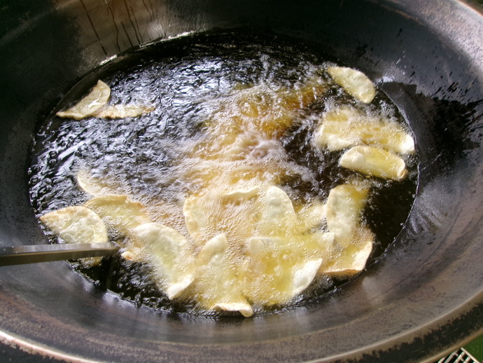 ジャンボ餃子を揚げる様子