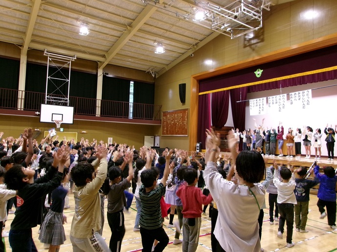 音楽朝会、手のひらを太陽に