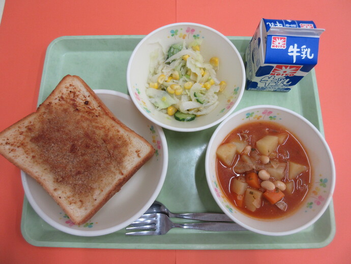 4月14日　セサミトースト ポークビーンズ コーンサラダ 牛乳