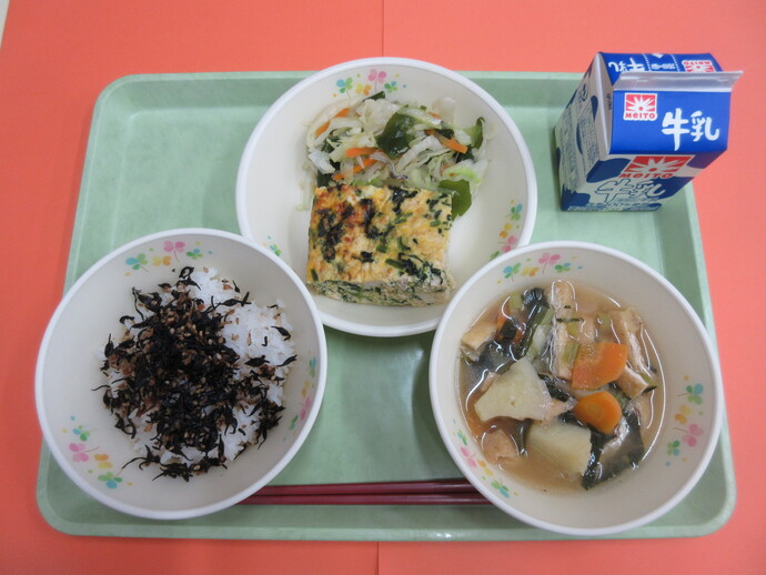 4月20日 ご飯 手作りひじきふりかけ 五目みそ汁 千草焼き キャベツとわかめのあえもの 牛乳