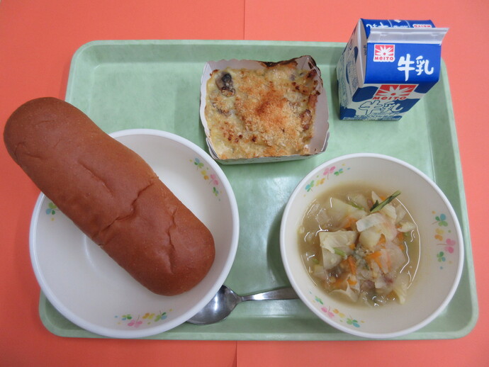 4月21日 ミルクパン レンズ豆のスープ マカロニグラタン 牛乳