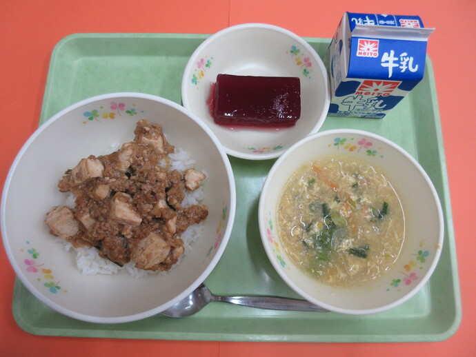 4月22日　マーボー丼 チンゲン菜のスープ グレープかん 牛乳