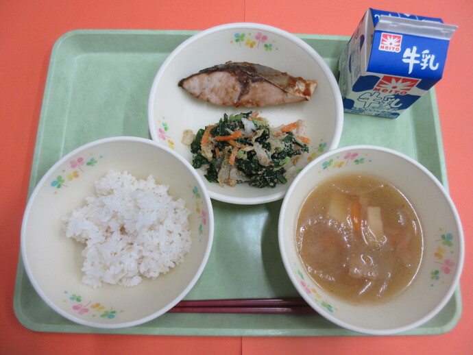 4月23日　ご飯 春野菜のみそ汁 ぶりの照り焼き ごまあえ 牛乳