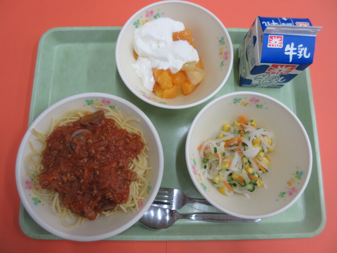 4月24日　スパゲティミートソース ダイコーンサラダ フルーツヨーグルトがけ 牛乳