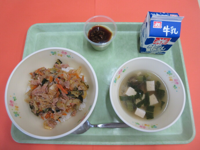 5月1日　豚キムチ丼　チンゲン菜のスープ 抹茶ゼリー黒みつかけ 牛乳