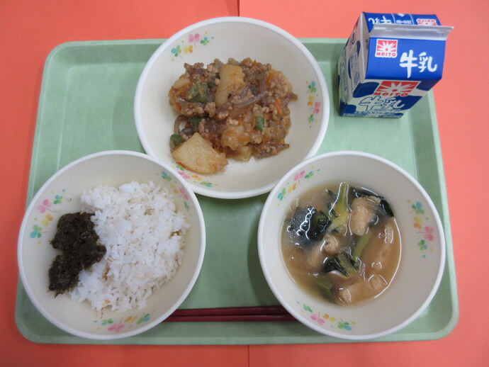 5月7日　ごはん　のりの佃煮　味噌汁　じゃがいものそぼろ煮　牛乳