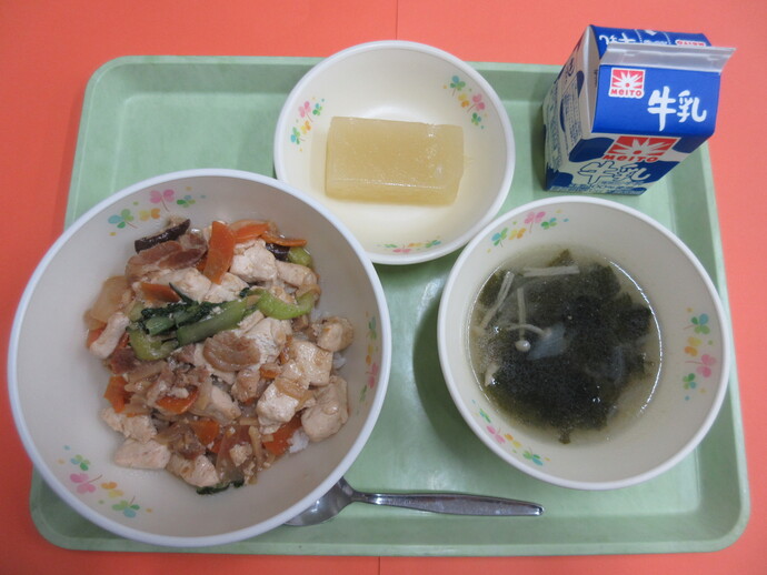 5月8日　四川豆腐丼 わかめスープ パインかん 牛乳