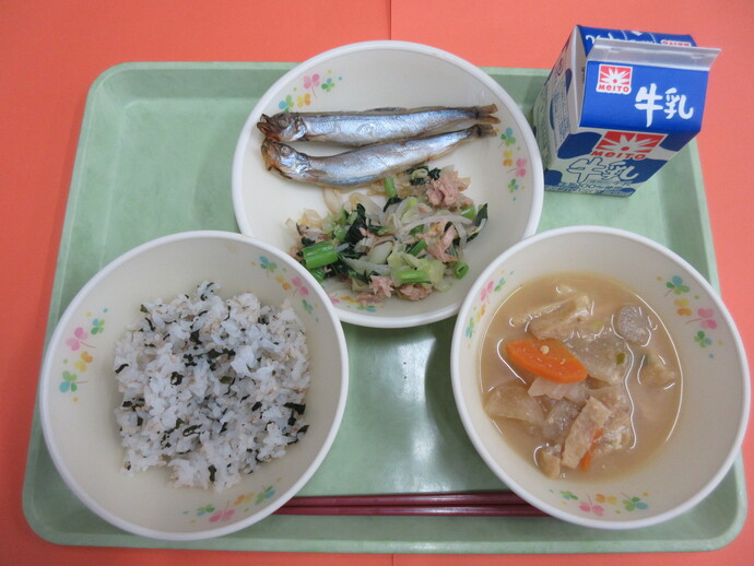5月14日　わかめご飯 呉汁 焼きししゃも 野菜とツナのあえもの 牛乳